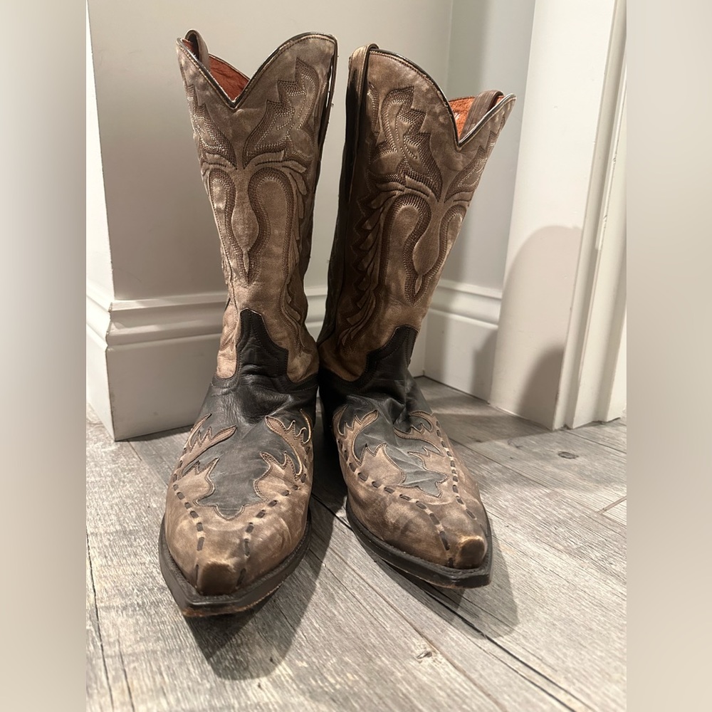 Men’s ARIAT 11 1/2 snipped toe cowboy boots